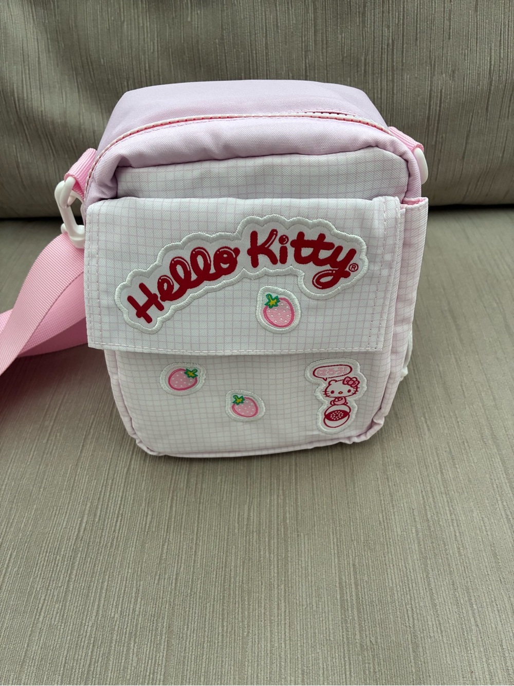 Sanrio Hello Kitty
Strawberry Kawaii Instant
Camera Bag